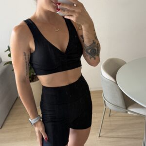 Short com bolsos laterias